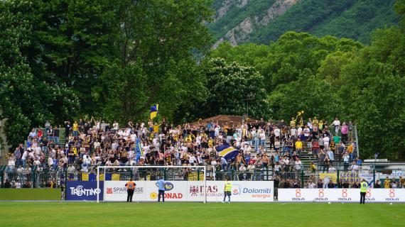 Trento, scontri fra tifosi prima del match con la Feralpisalò: la condanna del club