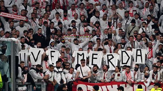 FOTO - I tifosi del Friburgo compongono la scritta "Juve Merda" esponendo delle magliette