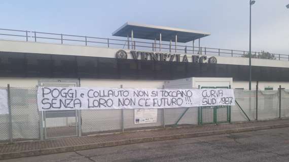 TMW - Venezia, striscioni dei tifosi a sostegno dei dirigenti: "Collauto e Poggi non si toccano"