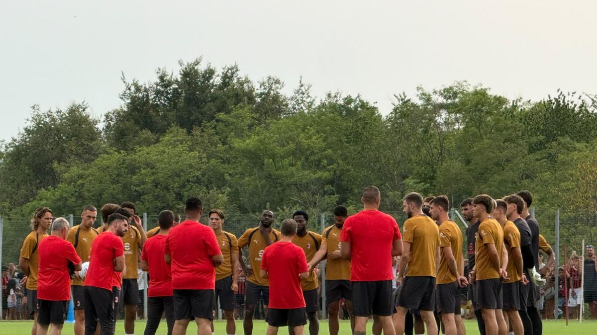 Milan, allenamento a porte aperte per i rossoneri: Cardinale ripartito in elicottero