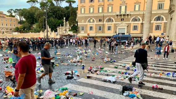 FOTO - Polemiche a Roma prima del Betis: i tifosi ospiti hanno vandalizzato Piazza del Popolo