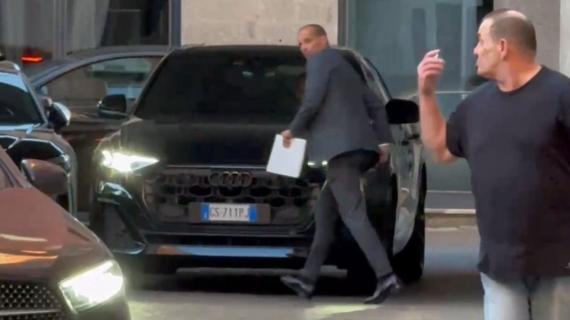 Milan, terminato il summit Allegri-dirigenza: le immagini dell'uscita del mister