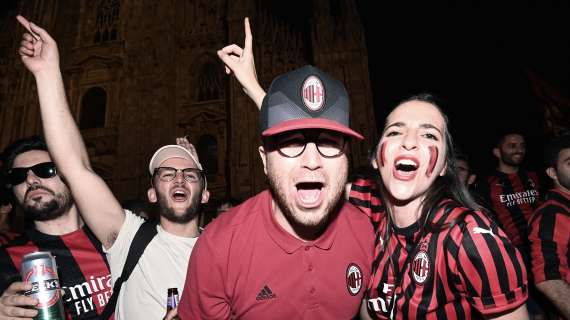 Il pullman del Milan è quasi arrivato in sede: circa 10mila tifosi ad aspettarlo