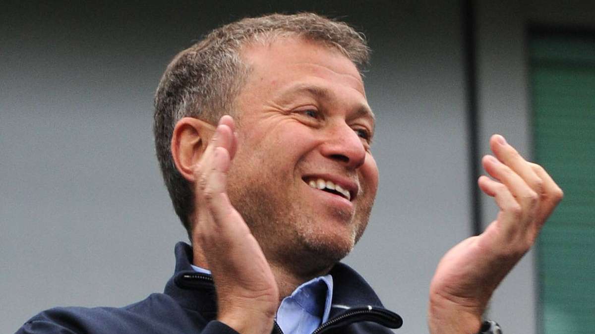 Il governo britannico sanziona Abramovich: beni congelati. Non può vendere il Chelsea