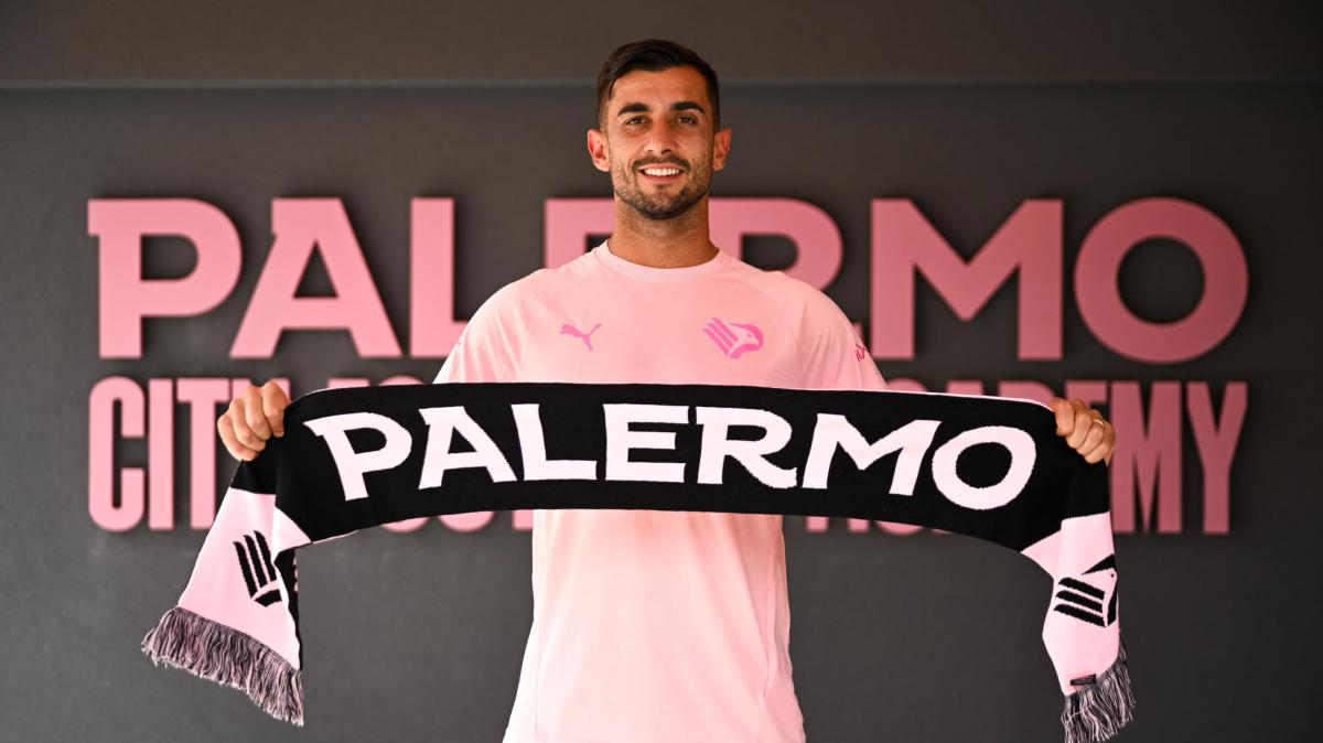 Palermo, accoglienza da star per Perin: oltre mille tifosi fuori dal Barbera