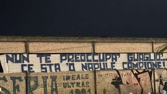FOTO - Milan e Napoli, botta e risposta a suon di striscioni che citano... Mare Fuori