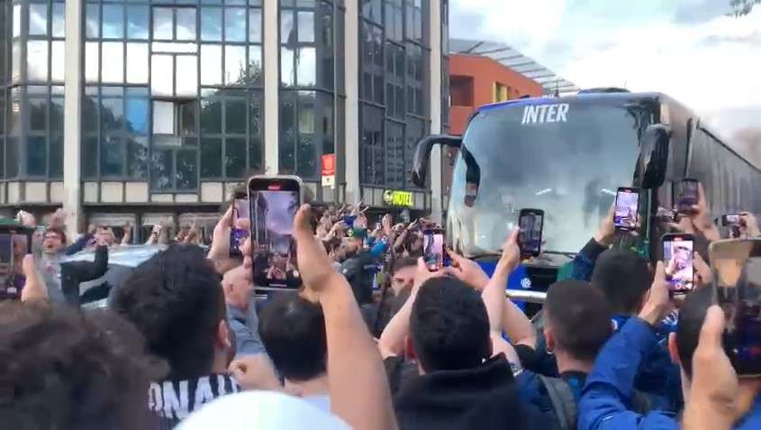 TMW - Inter, il pullman con la squadra è arrivato allo stadio: bagno di folla a San Siro