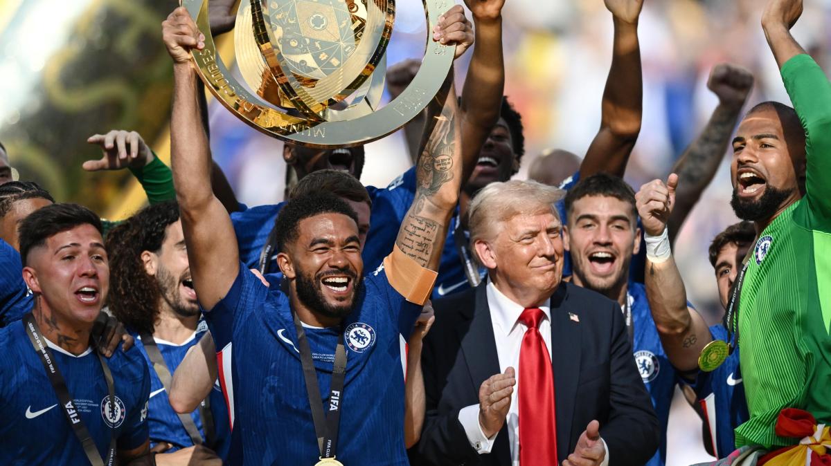 Trump solleverà la Coppa del Mondo come fatto col Chelsea: la FIFA stravolge il protocollo?