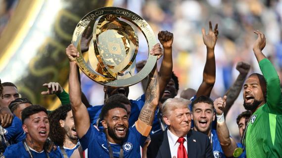 Il trofeo del Mondiale per Club esposto nella Studio Ovale durante il vertice con Zelensky