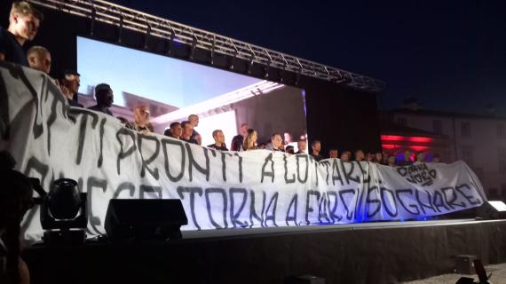 Giocatori espongono striscione della Curva Nord: "Udinese torna a farci sognare!"