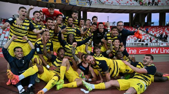 FOTO - Il Parma torna in Serie A, le immagini più belle della sfida e della festa di Bari