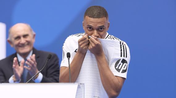 Mbappé bacia la maglia del Real Madrid e manda in visibilio il Bernabeu. La foto