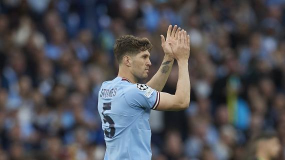 Stones: "De Bruyne è felicissimo a Napoli", poi lancia la sfida: "Ci vediamo in Champions!"