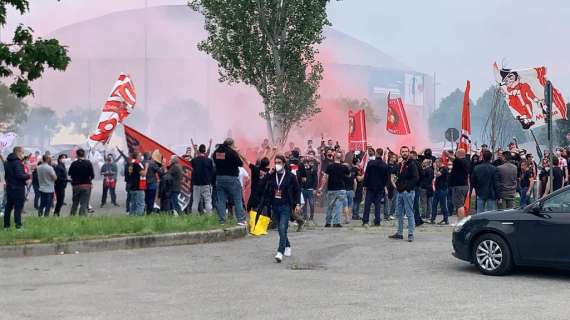 TMW - Monza, un centinaio di tifosi fuori dallo stadio per incitare la squadra alla caccia della A