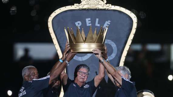 Prima partita del Santos dopo la morte di Pelé: corona e trono in campo