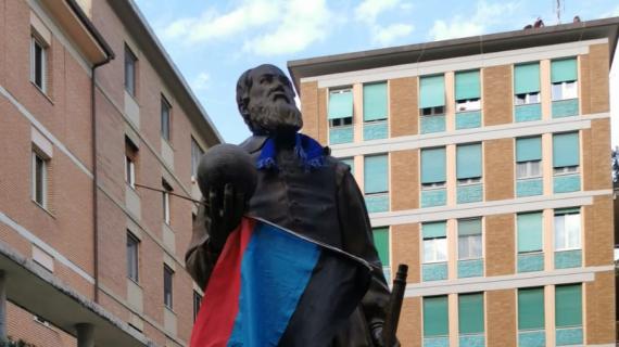 Pisa in A, in città non si placa la festa: sciarpa nerazzurra sulla statua di Galilei