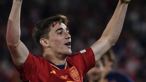 Gavi arriva in ritiro per sostenere la Spagna: "Mi sento amato, sono orgoglioso per la finale"