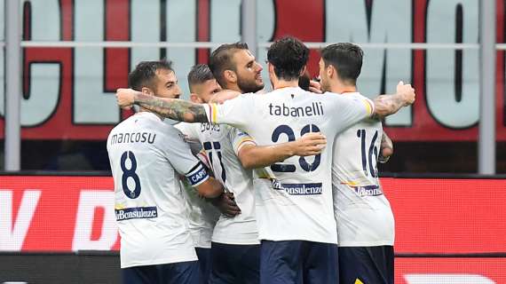 Due rigori, un'espulsione, l'unica vittoria leccese a San Siro. Il Milan nei recuperi...