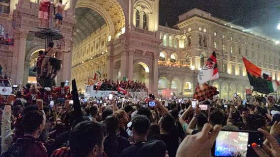 TMW - Pioli is on fire con fuochi d'artificio: le immagini della festa Milan in Piazza Duomo