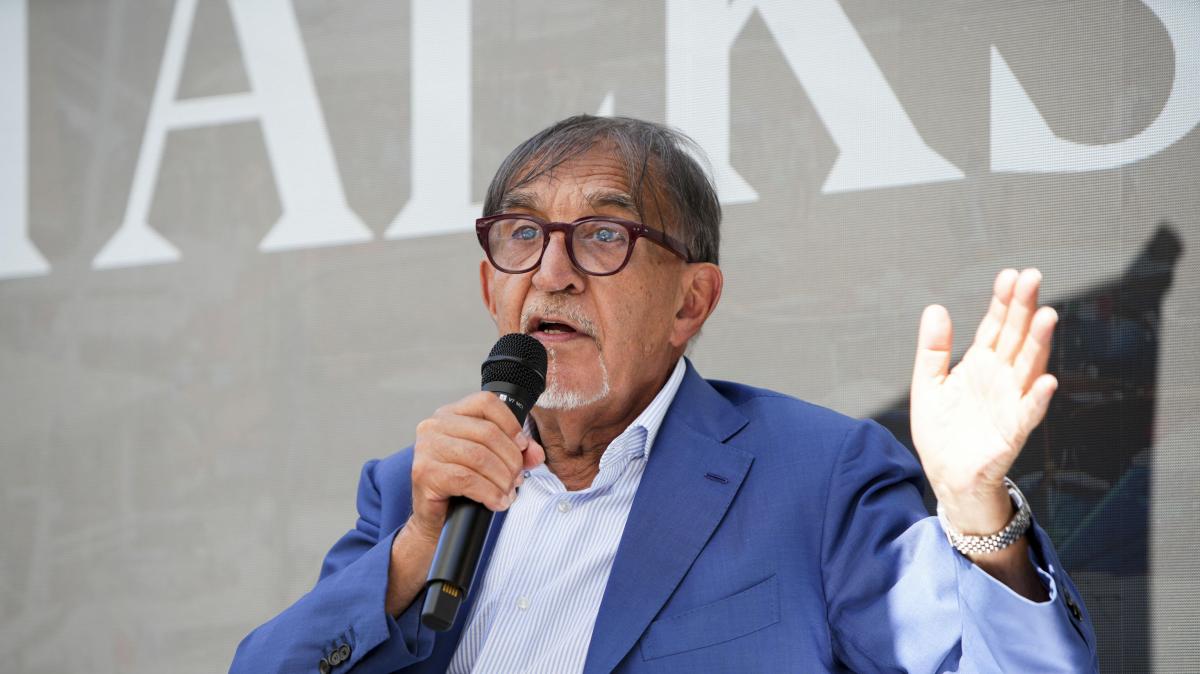 Tifosi Juve di schiena durante minuto di silenzio per Mazzola, La Russa: "Madre dei cretini sempre incinta"