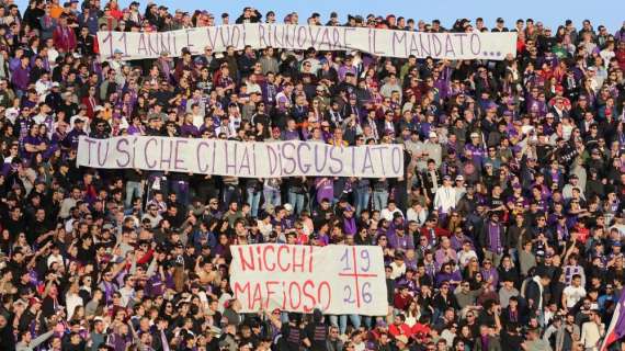 FOTO - Duro striscione dei tifosi viola contro Nicchi: "Sei un mafioso"