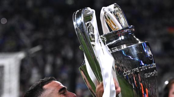 Il papà poliziotto di Carvajal scorta il bus del Real Madrid e lui gli consegna la coppa