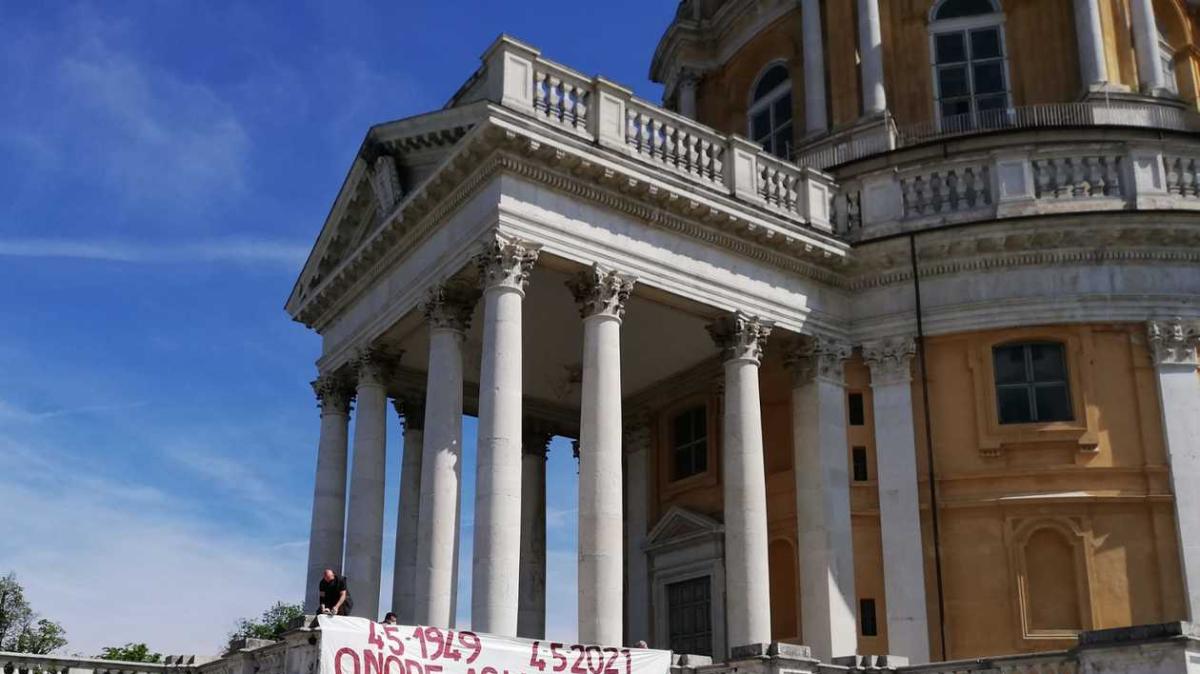 Fischi e insulti per il Torino a Superga in occasione del 77° anniversario della tragedia. Le immagini
