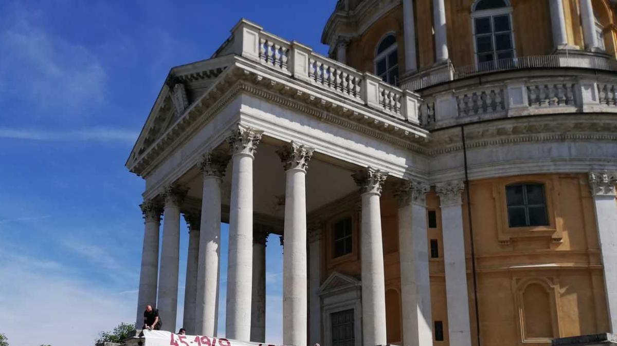 Vandalizzato totem del Grande Torino a Superga. Il Circolo Soci: "Azione dissacrante"