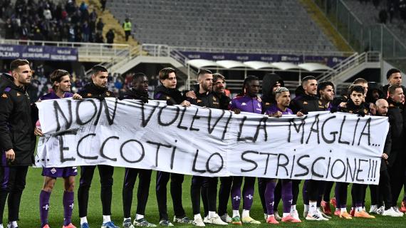 "Non volevi la maglia, eccoti lo striscione". La squadra della Fiorentina saluta così Bove