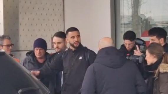 Milan, Kyle Walker è atterrato a Linate. Le immagini dell'arrivo dell'inglese in Italia