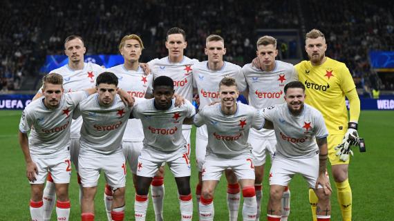Il bel gesto dello Slavia Praga: in ginocchio sotto il settore ospiti dopo il ko con l'Inter