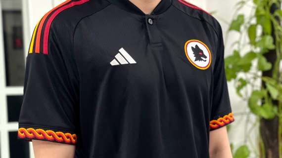 Roma, svelata la terza divisa 23/24: sarà nera con strisce tricolore sulle maniche