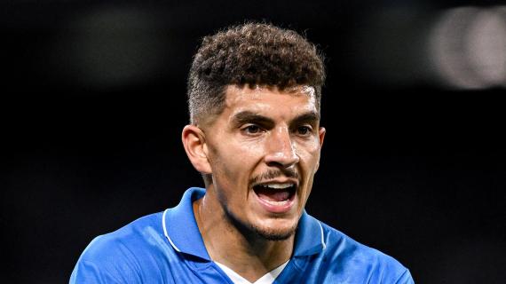 Di Lorenzo alza il trofeo della Serie A. Seconda volta da capitano del Napoli, come Maradona