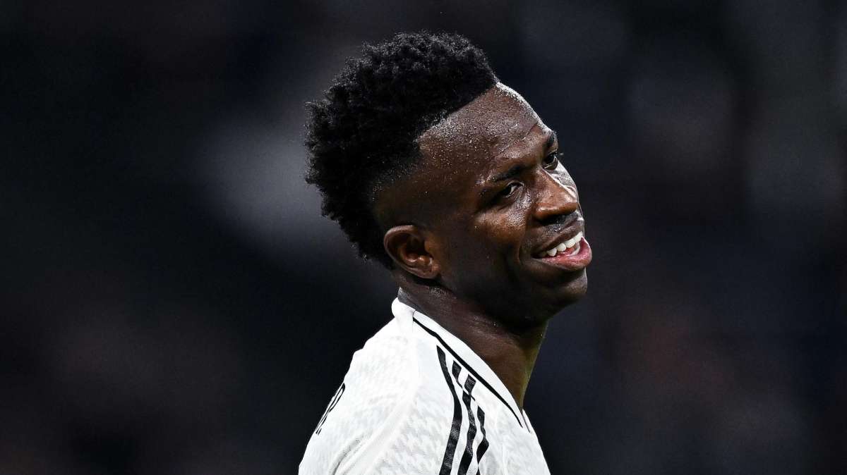 Le avvisaglie c'erano e ieri il Bernabeu è esploso contro Vinicius. Lui 'risponde' sui social