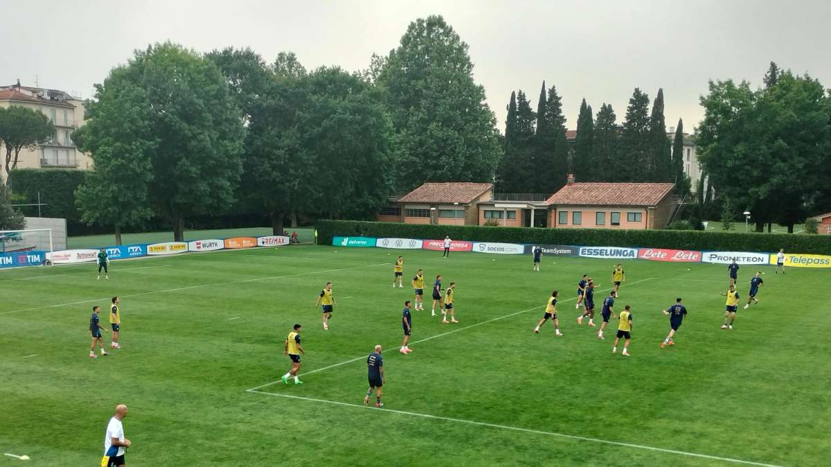 Italia, rifinitura in vista della Bosnia: 12 contro 12 su metà campo, a parte Barella e Meret