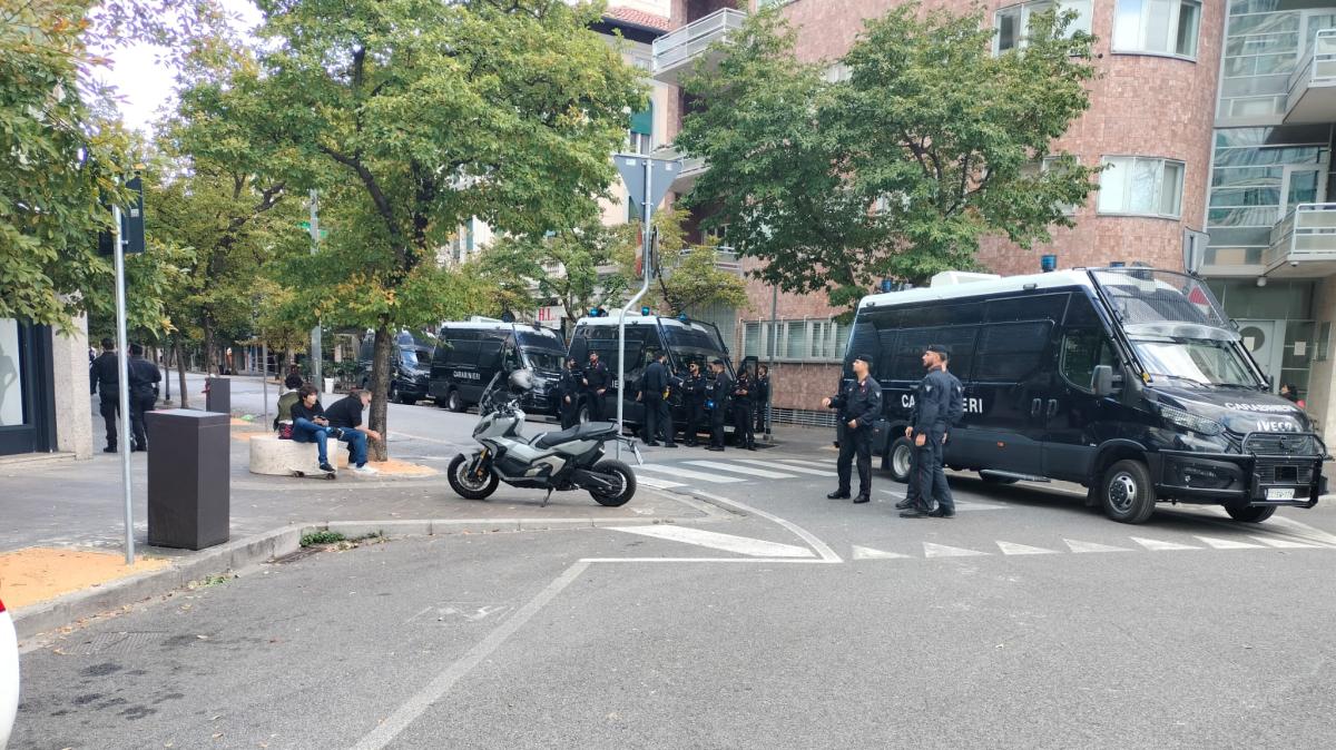 Elisa Dossi la giornalista colpita durante il corteo. Ricoverata ma condizioni non gravi