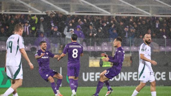 Mandragora e il pensiero per Terracciano: che abbraccio dopo l'1-0 Fiorentina sul Panathinaikos