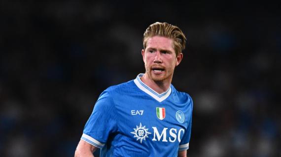 Il Napoli riapre la gara col Milan: Estupinan espulso, De Bruyne trasforma il rigore del 2-1
