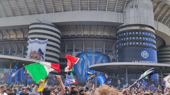 VIDEO - Inter, l'arrivo del pullman a San Siro: l'accoglienza dei tifosi nerazzurri