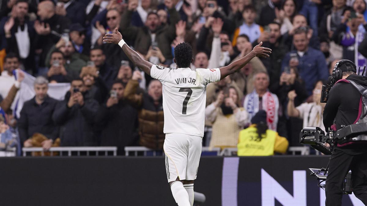 Vinicius contro Simeone, di nuovo: doppietta all'Atletico, il Cholo infuriato per un gesto