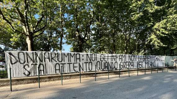 FOTO - Milan, striscione minaccioso contro Donnarumma: "Attento quando giri per Milano"