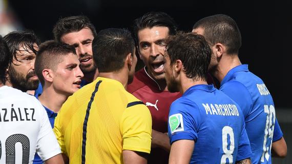 24 giugno 2014, l'ultima partita dell'Italia a un Mondiale. Suarez addenta Chiellini