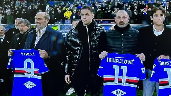 TMW - Sampdoria, Lanna sotto la Gradinata Sud con la maglia numero 9 di Gianluca Vialli