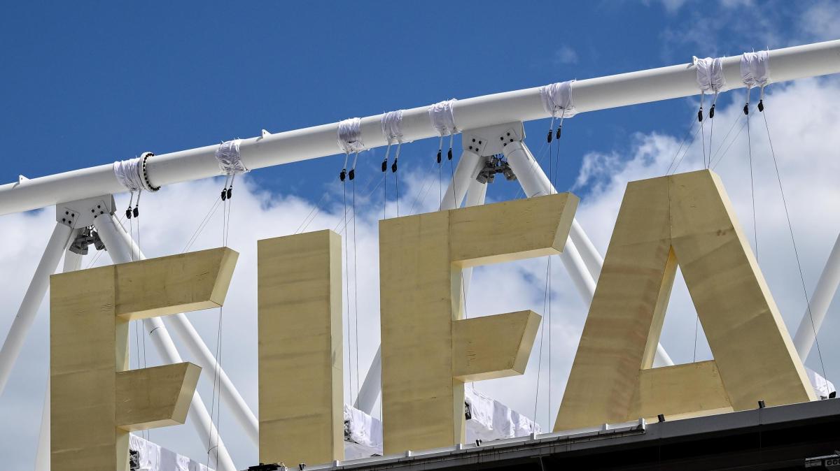 Primo scandalo al Mondiale? La FIFA apre indagine sul VAR dopo un gesto controverso