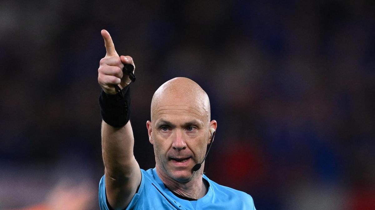 Arsenal, i tifosi borbottano: contro il City scelto l'arbitro Taylor, ma vive a Manchester 