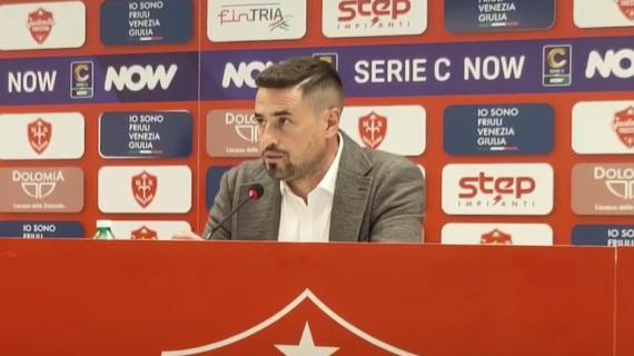 Triestina, Krollis viene espulso e un infuriato Clotet lo strattona. Il club non gradisce: la nota