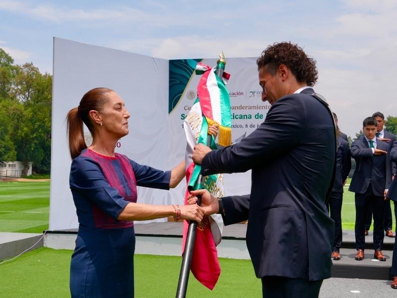 Mondiali 2026: Messico, la presidente Sheinbaum consegna la bandiera alla nazionale
