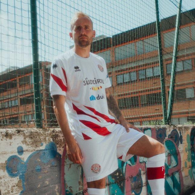 Un'icona che si rinnova. Il SudTirol presenta la nuova maglia per la stagione 2026/27