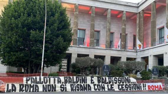 TMW - Roma, affissi due striscioni contro Pallotta, Baldini e Baldissoni sotto la sede all'Eur