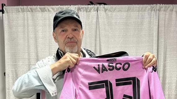 Il Palermo omaggia Vasco Rossi: "Grazie Komandante. A casa nostra sarai sempre a casa tua"